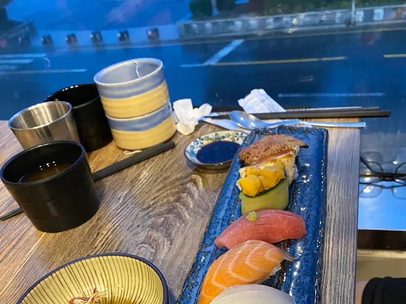 창밖으로 보이는 송도해수욕장 뷰. 밤에는 아름다운 야경을 감상하며 식사할 수 있다.