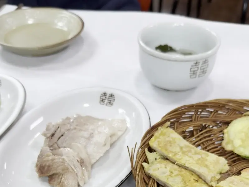 정갈하게 담겨 나온 반찬들