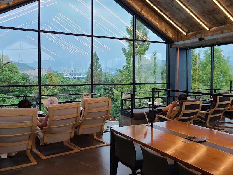 통창 앞에 놓인 편안한 의자들