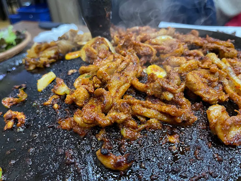 매콤한 양념이 인상적인 오리 주물럭