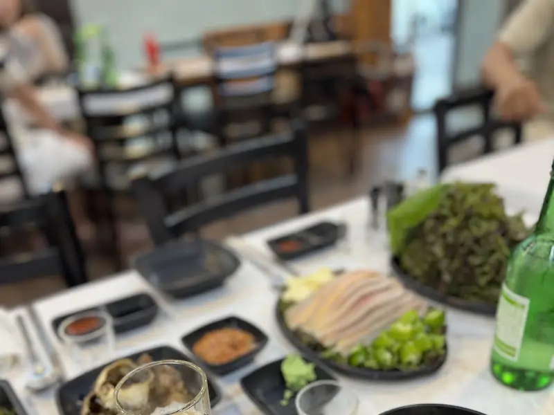 정갈하게 차려진 밴댕이 회와 곁들임