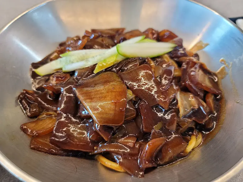 윤기가 좌르르 흐르는 묵호 거동탕수육의 짜장면