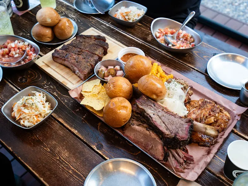 다양한 종류의 바비큐로 구성된 잭 플래터