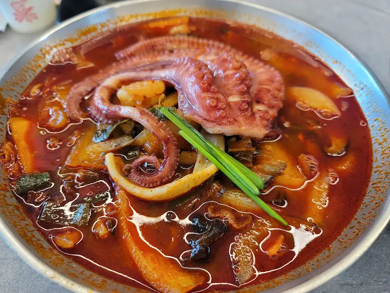 문어 한 마리가 통째로 들어간 묵호 거동탕수육의 문어짬뽕