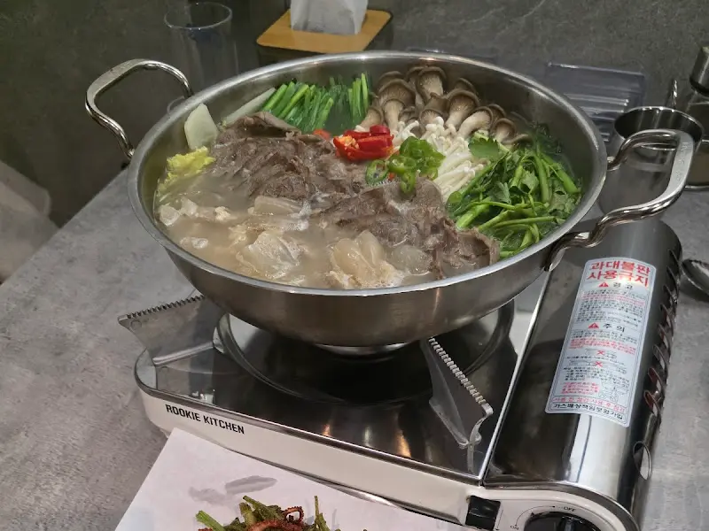 테이블 위에서 끓고 있는 스지 아롱사태 전골