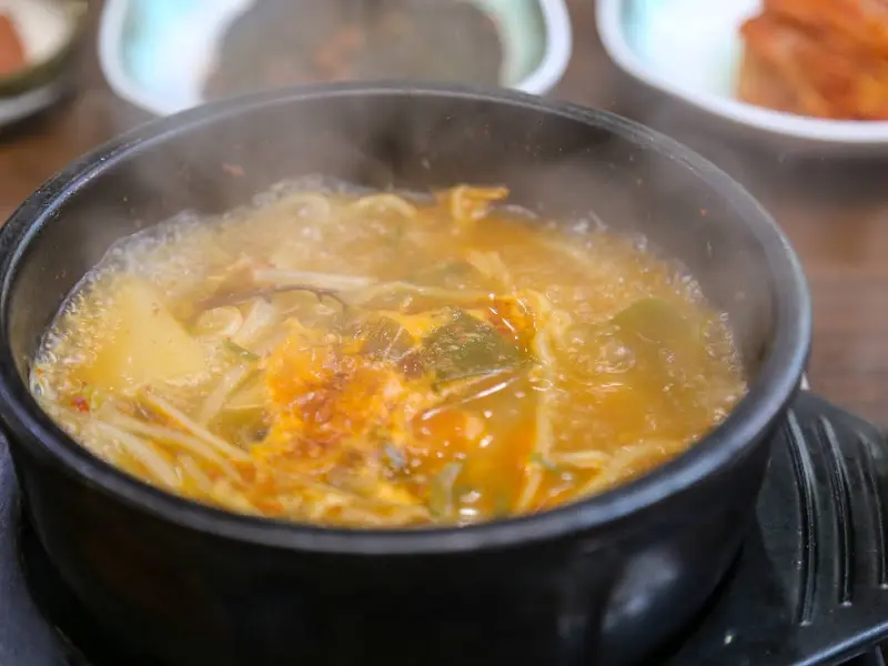뜨거운 국물이 끓고 있는 곰탕