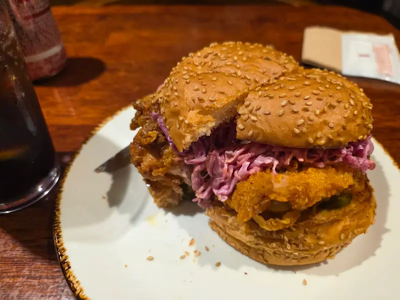 접시에 놓인 햄버거