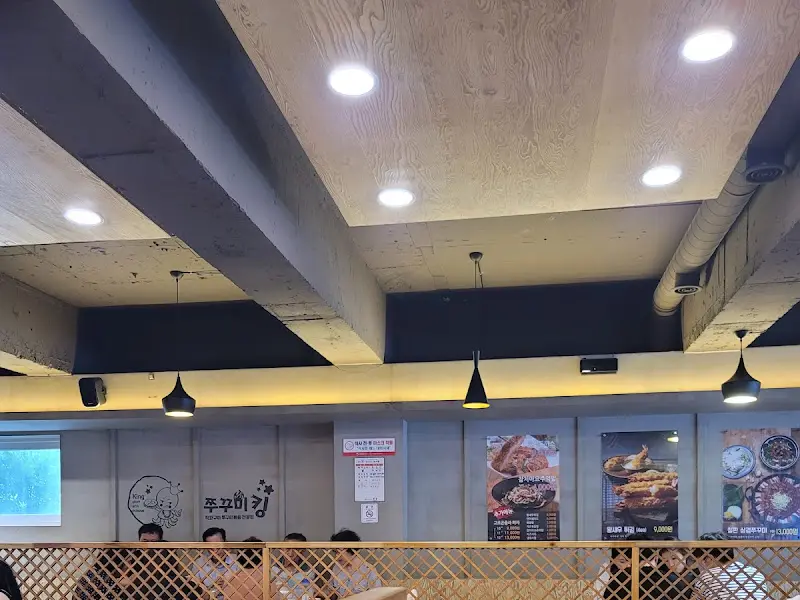 매장 천장의 조명과 내부 모습