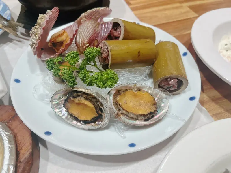 신선한 해산물이 담긴 접시