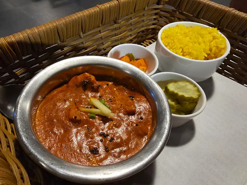 커리와 밥, 반찬이 함께 담겨 있는 모습