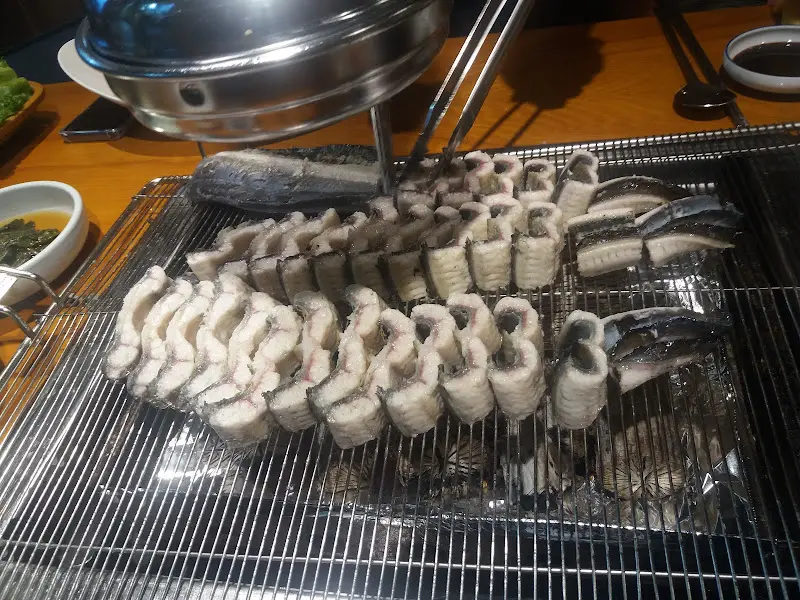 숯불 위에서 가지런히 정렬되어 익어가는 장어들