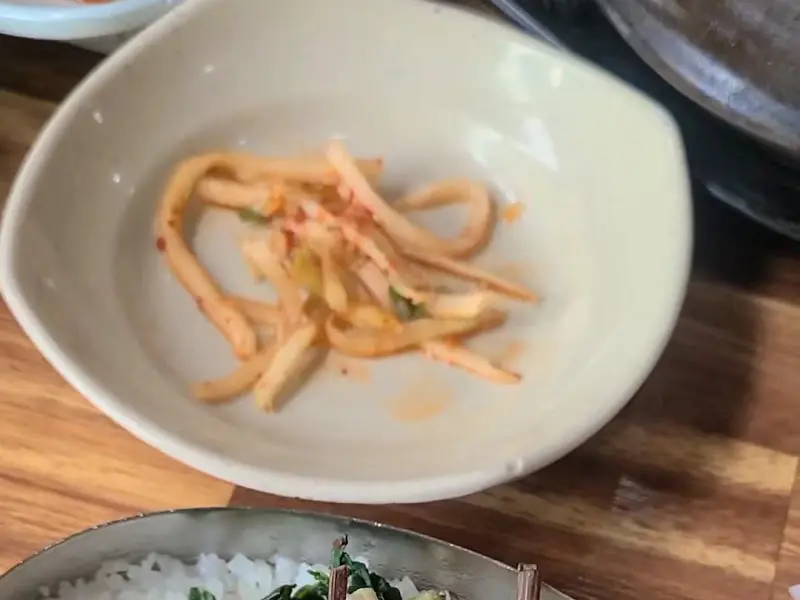 정갈하게 담긴 반찬