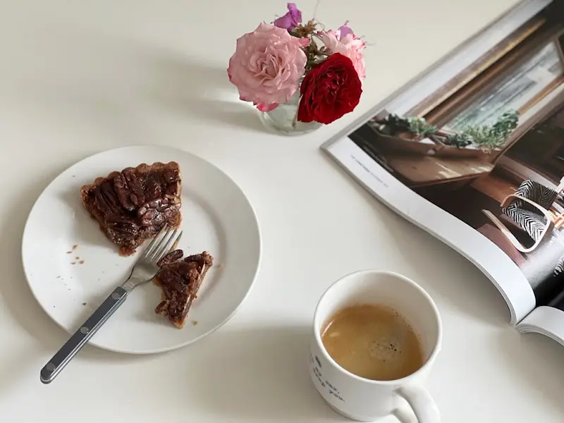 피칸 파이 한 조각과 커피