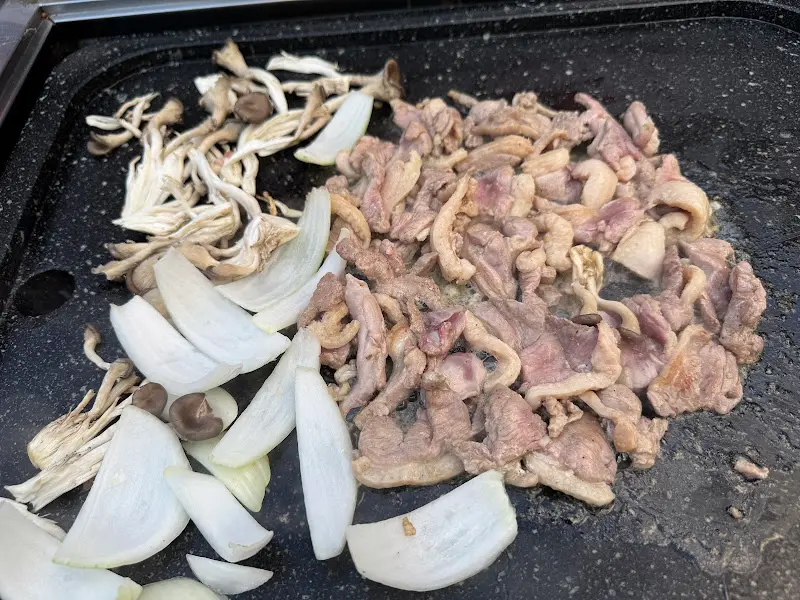 돌판 위에 올려진 오리 로스구이