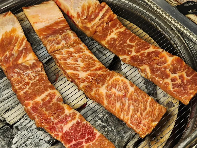 숯불 위에서 맛있게 익어가는 이동갈비