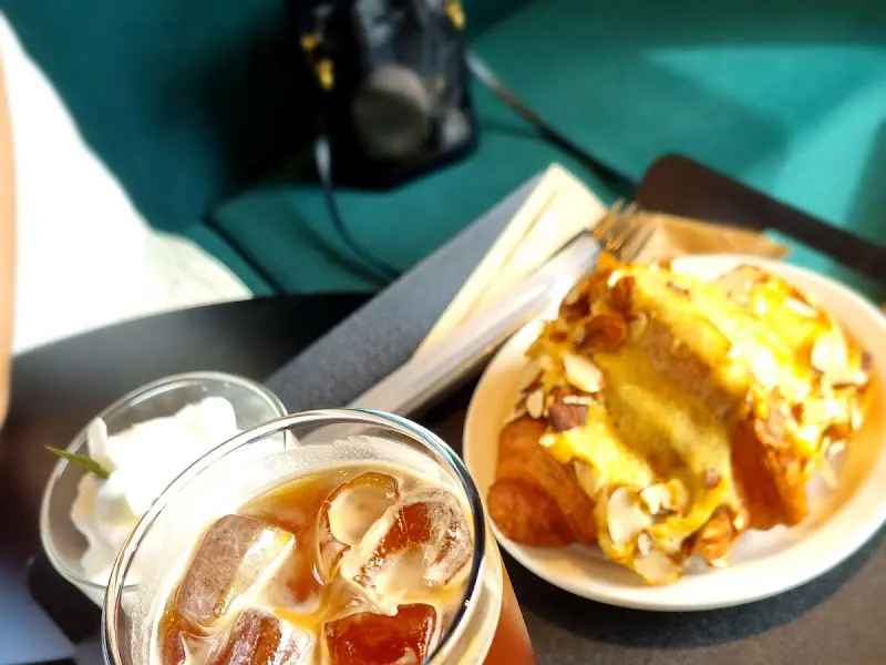 크림 커피와 아몬드 크로플