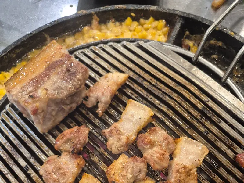 불판 위에서 익어가는 흑돼지