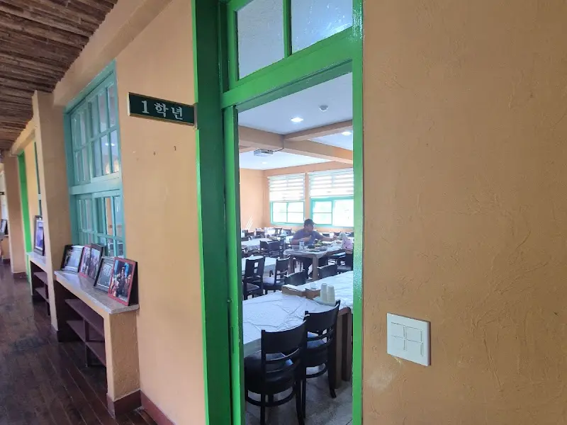 1학년 교실 간판이 붙어있는 식사 공간
