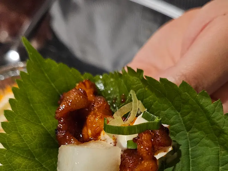 깻잎에 싸먹는 닭발