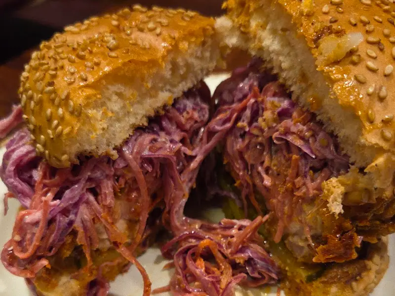 반으로 잘린 햄버거