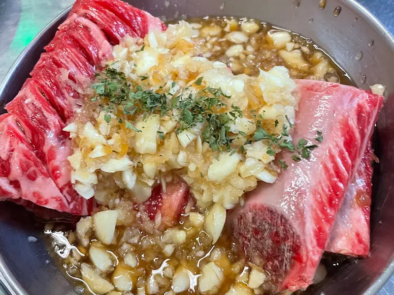 마늘 양념에 버무려진 소갈비