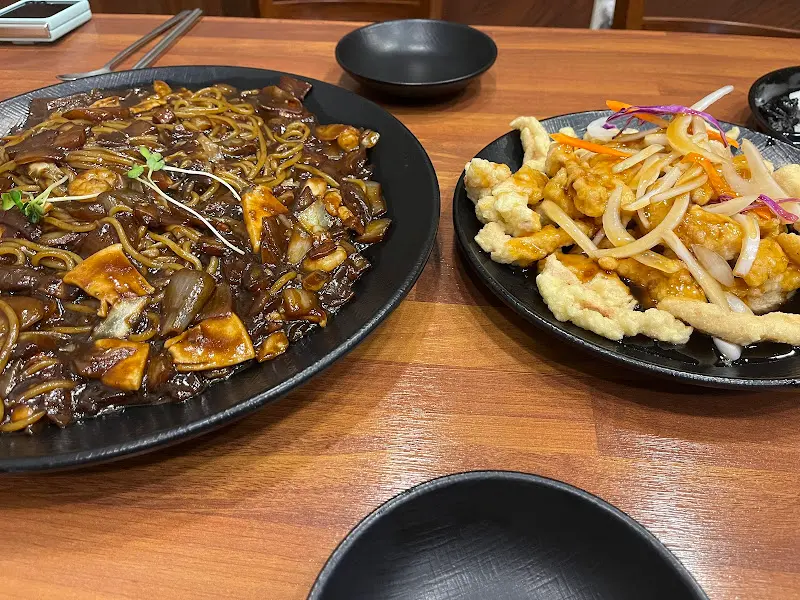 쟁반짜장과 탕수육이 함께 놓여있는 모습