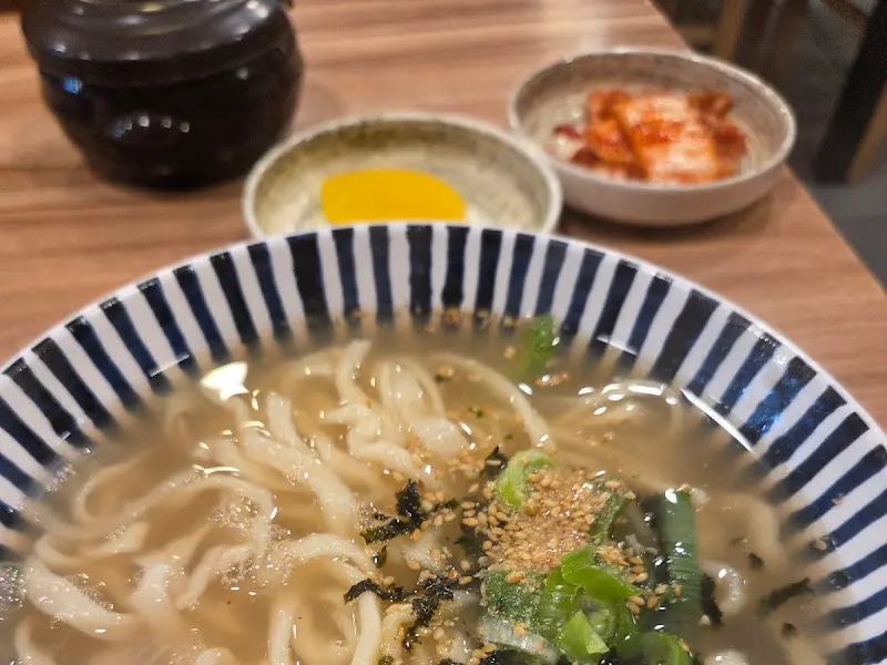 다진 양념을 넣어 매콤하게 즐기는 칼국수