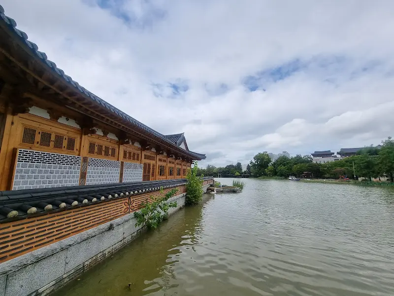 연못과 연화정도서관