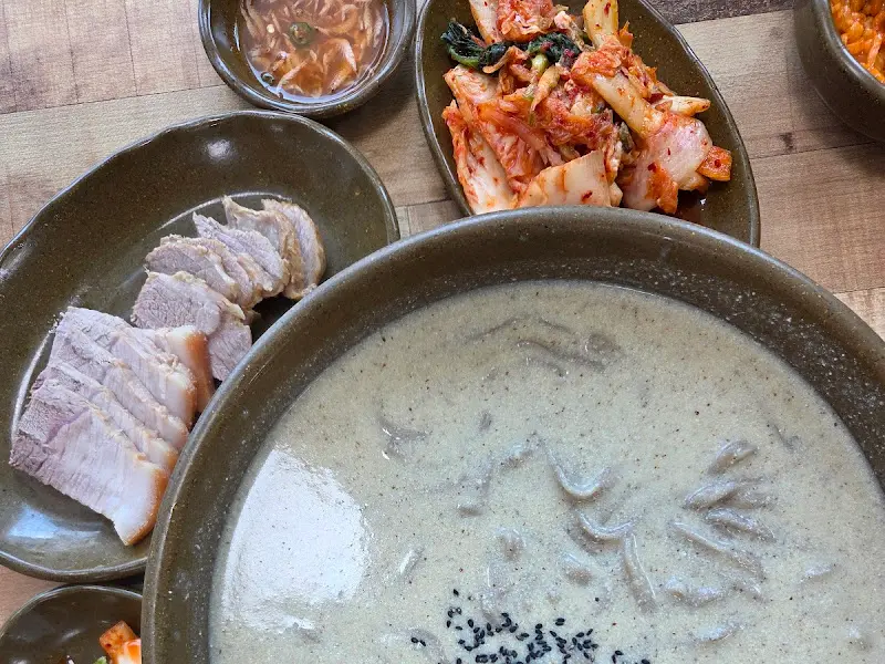 들깨칼국수와 수육, 김치의 조화