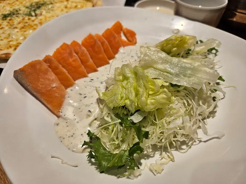 신선한 연어와 채소가 어우러진 연어 샐러드