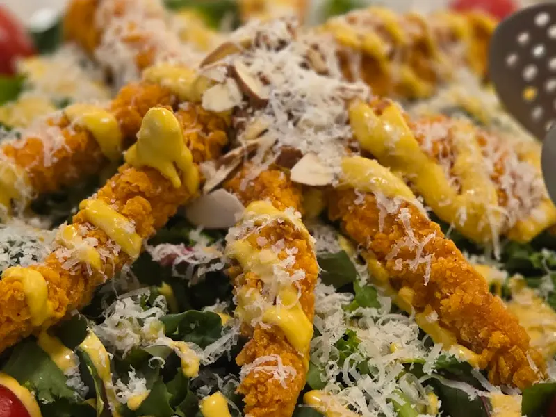 싱싱한 채소와 바삭한 치킨 텐더의 조화, 치킨 텐더 샐러드