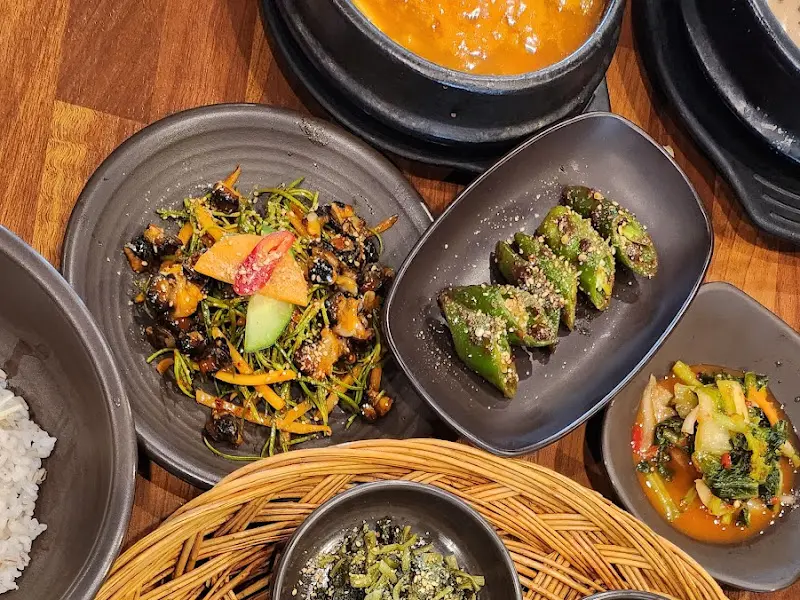 먹음직스러운 나물 반찬과 찌개