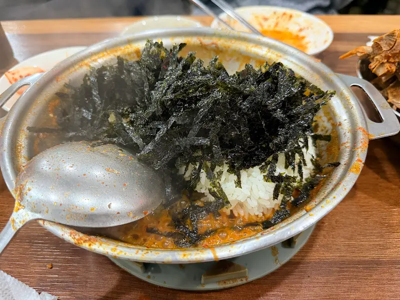 김가루가 듬뿍 뿌려진 볶음밥이 냄비에 담겨 있다.