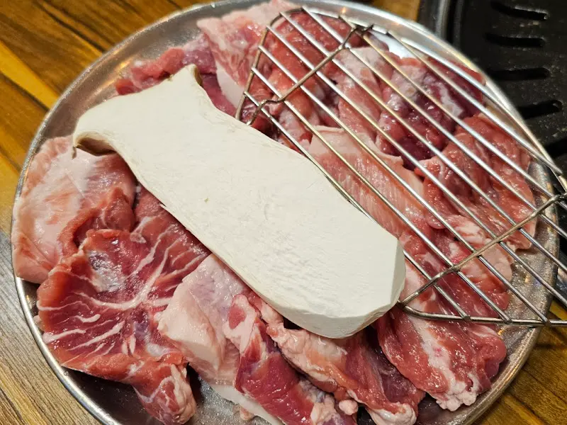 두툼하게 썰린 뒷고기와 버섯
