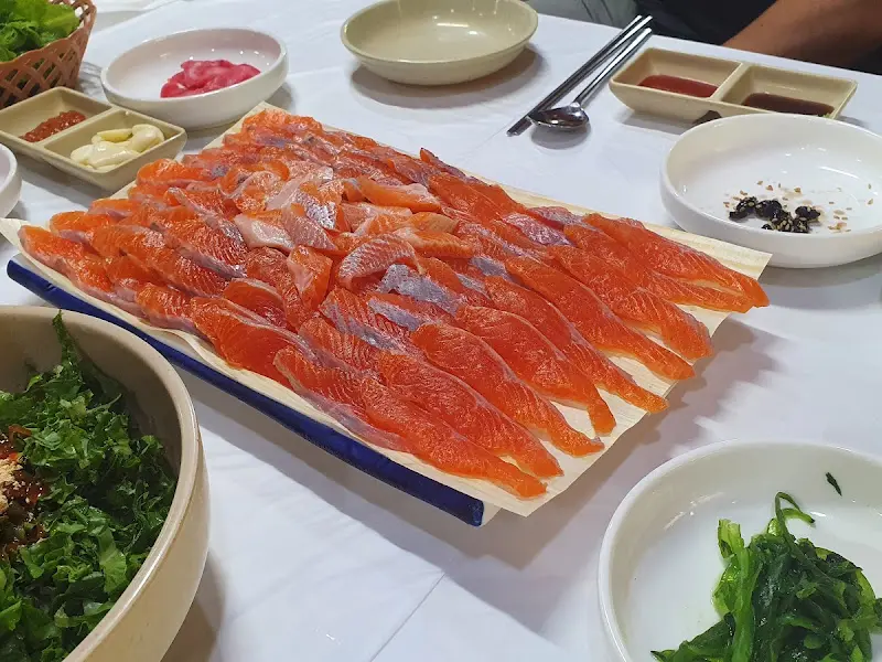 푸짐한 송어회 한 상