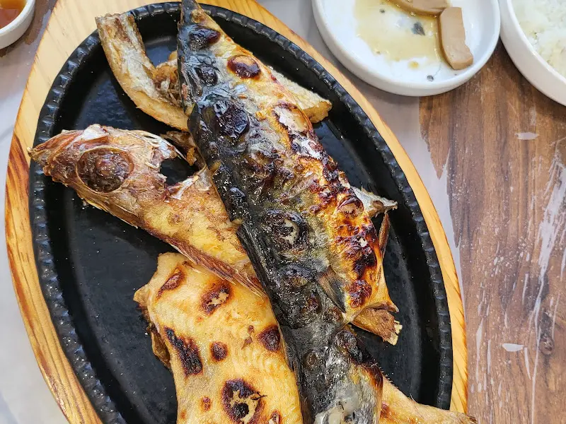 윤기 흐르는 노릇노릇한 생선구이