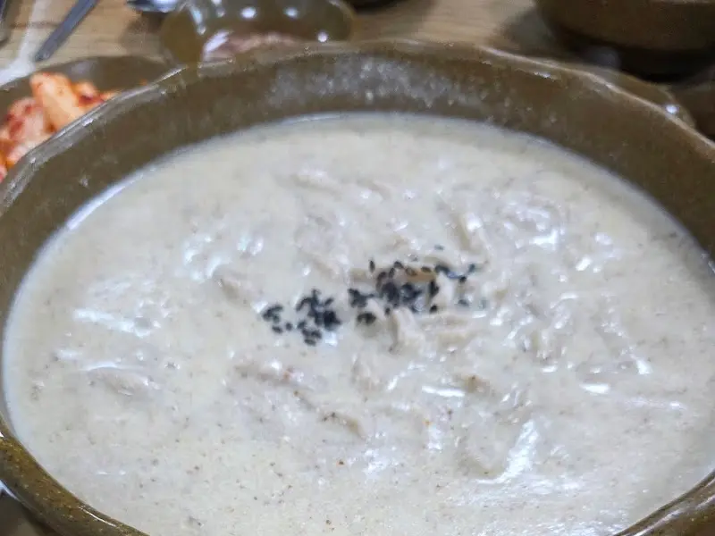 뽀얀 들깨 국물이 인상적인 들깨칼국수