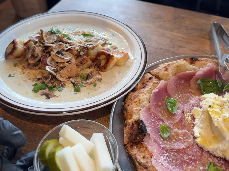 피자와 뇨끼가 함께 놓인 테이블