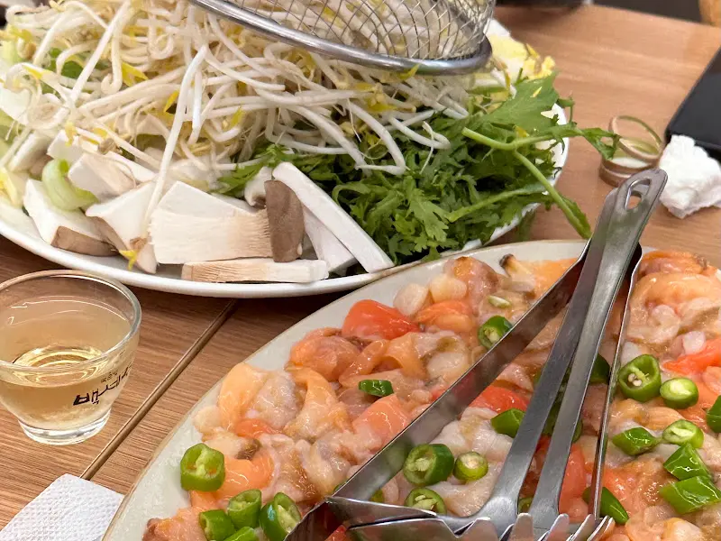 갈미조개와 야채가 가득 담긴 접시