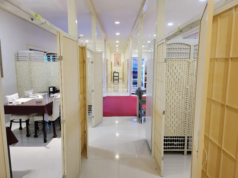 칸막이로 분리된 식당 내부