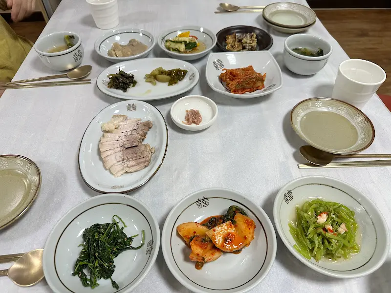 다양한 반찬들이 정갈하게 담겨 나온 모습