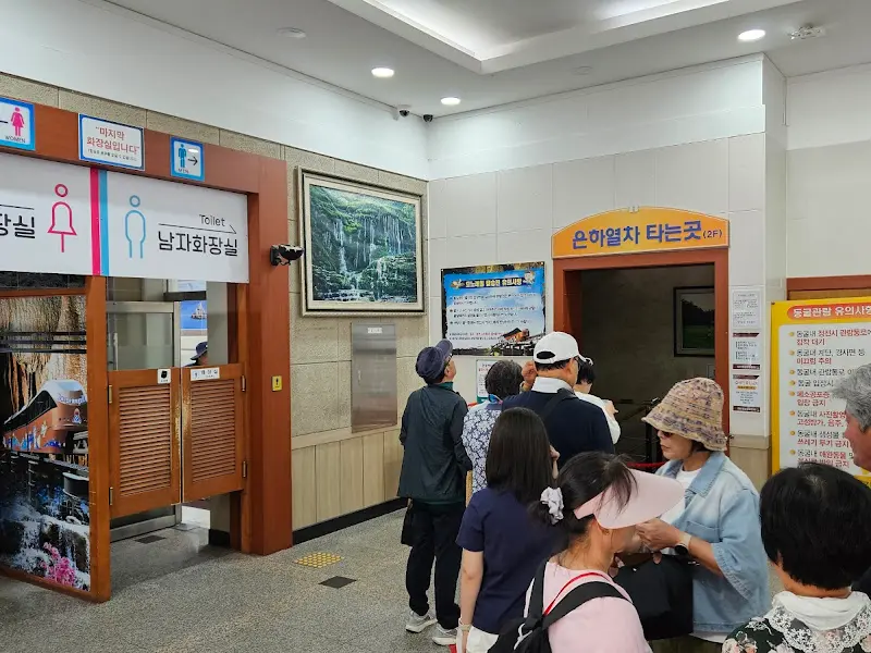 모노레일 탑승을 기다리는 사람들