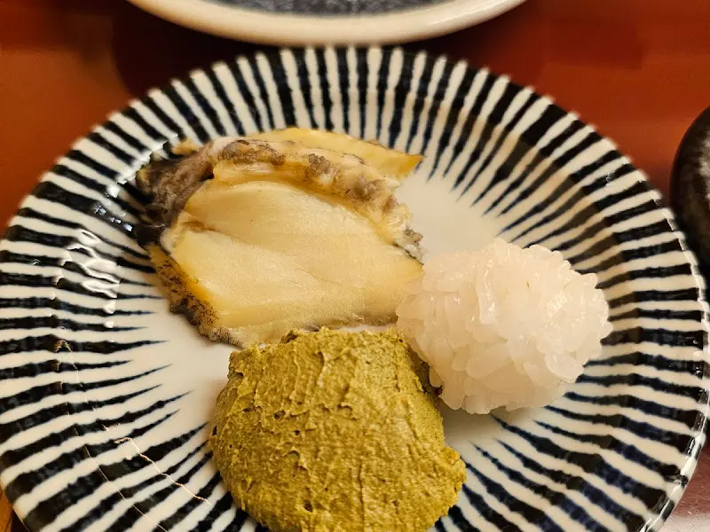 싱싱한 재료가 눈길을 사로잡는 스시