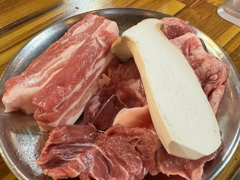 신선한 뒷고기 한 접시