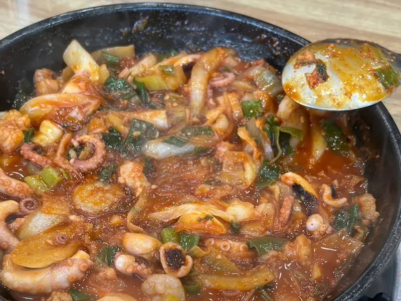 매콤한 양념이 잘 베인 낙곱새