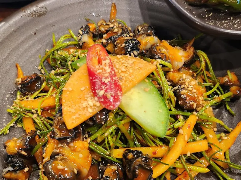 참깨가 솔솔 뿌려진 쫄깃한 식감의 도토리묵