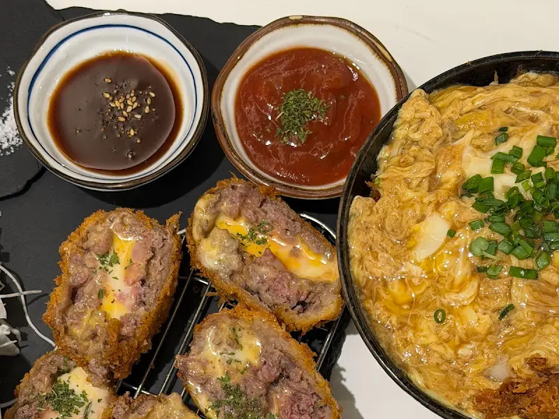 소고기 치즈 카츠 정식 클로즈업 사진