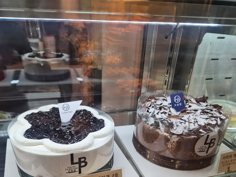 쇼케이스 안에 진열된 케이크