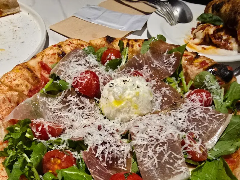 프로슈토 피자의 풍성한 토핑