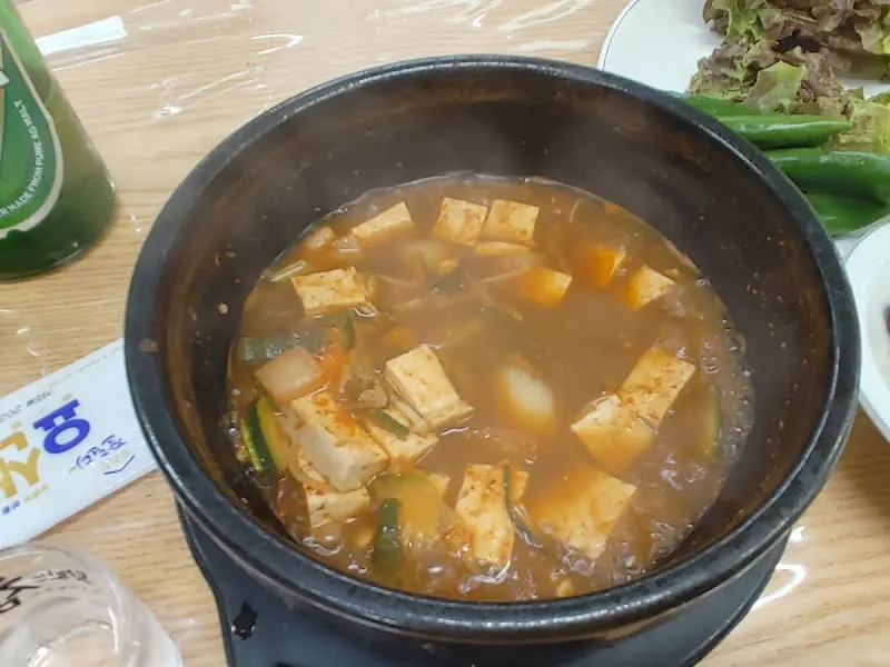 뚝배기 안에서 끓고 있는 듯